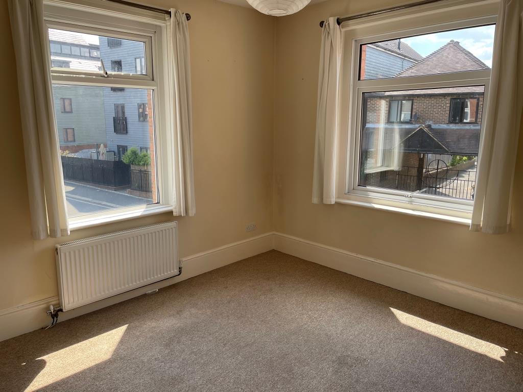 Lot: 139 - RETAIL UNIT AND WORKSHOP WITH GARAGE AND TWO FLATS - First floor front living room with double aspect